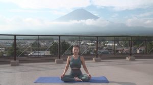 富士山を背景に！元女優・相楽のりこ先生が魅せる世界遺産ヨガ2020
